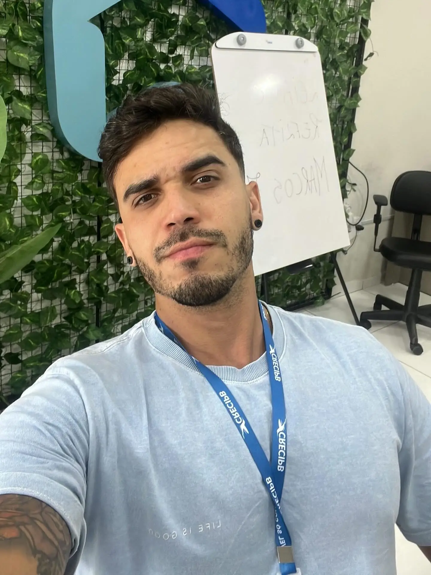 Consultor da Morata Imóveis segurando uma maquete de casa.